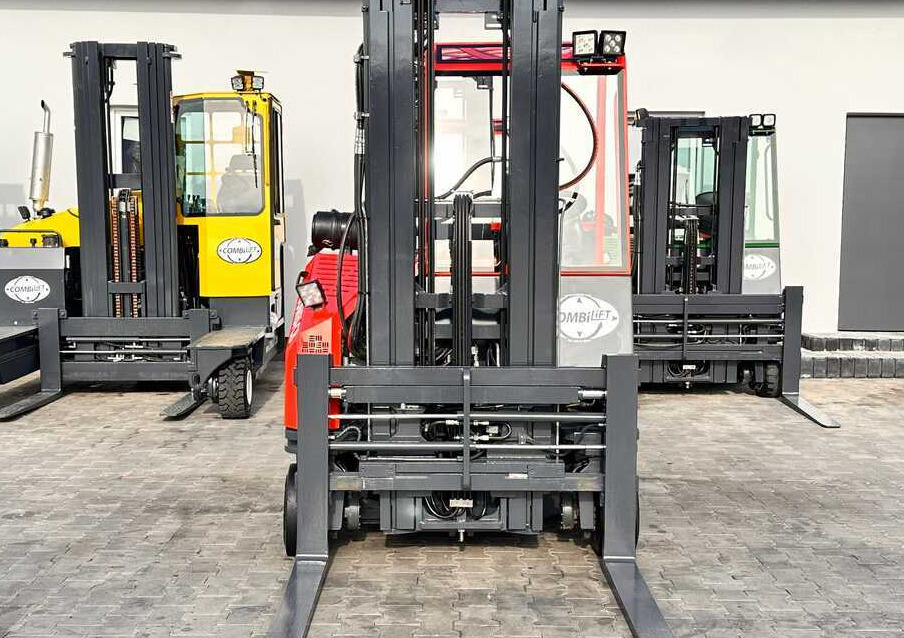 Combilift C3000CB / LPG / TRIPLEX / 5500MM / FREE LIFT / SIDE SHIFT + FORK POSITIONER / LIKE NEW - Négyutas tolóoszlopos targoncá: 3 kép. Combilift C3000CB / LPG / TRIPLEX / 5500MM / FREE LIFT / SIDE SHIFT + FORK POSITIONER / LIKE NEW - Négyutas tolóoszlopos targoncá: 3 kép.