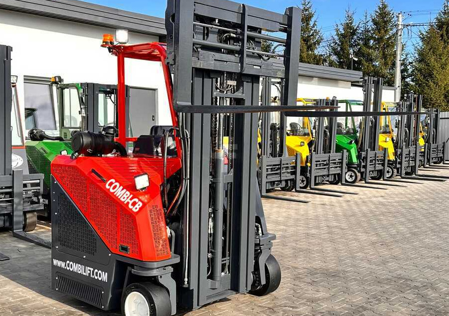 Combilift C3000CB / LPG / TRIPLEX / 5500MM / FREE LIFT / SIDE SHIFT + FORK POSITIONER / LIKE NEW - Négyutas tolóoszlopos targoncá: 3 kép. Combilift C3000CB / LPG / TRIPLEX / 5500MM / FREE LIFT / SIDE SHIFT + FORK POSITIONER / LIKE NEW - Négyutas tolóoszlopos targoncá: 3 kép.