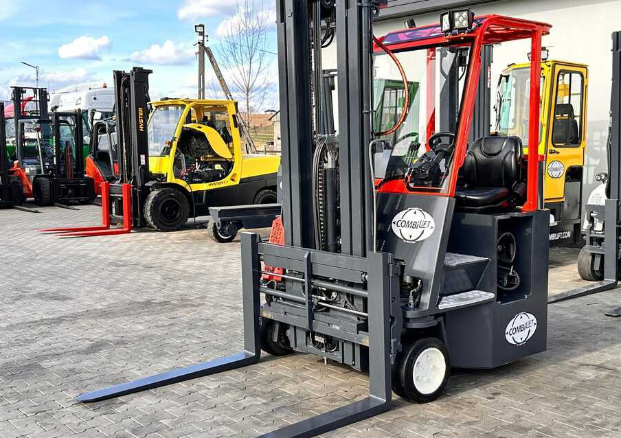 Combilift C3000CB / LPG / TRIPLEX / 5500MM / FREE LIFT / SIDE SHIFT + FORK POSITIONER / LIKE NEW - Négyutas tolóoszlopos targoncá: 1 kép. Combilift C3000CB / LPG / TRIPLEX / 5500MM / FREE LIFT / SIDE SHIFT + FORK POSITIONER / LIKE NEW - Négyutas tolóoszlopos targoncá: 1 kép.