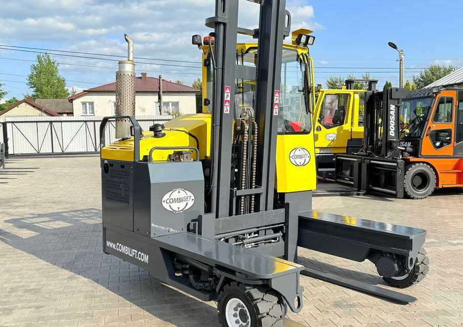 Combilift C4000 / DIESEL / DUPLEX - 4100MM / POSITIONER / ONLY 2951 MTH / LIKE NEW - Négyutas tolóoszlopos targoncá: 4 kép. Combilift C4000 / DIESEL / DUPLEX - 4100MM / POSITIONER / ONLY 2951 MTH / LIKE NEW - Négyutas tolóoszlopos targoncá: 4 kép.