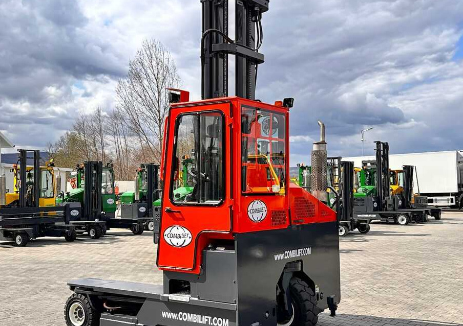 Combilift C4000 / DIESEL / TRIPLEX / 8400MM / FREE LIFT / SIDESHIFT / LIKE NEW - Négyutas tolóoszlopos targoncá: 2 kép. Combilift C4000 / DIESEL / TRIPLEX / 8400MM / FREE LIFT / SIDESHIFT / LIKE NEW - Négyutas tolóoszlopos targoncá: 2 kép.