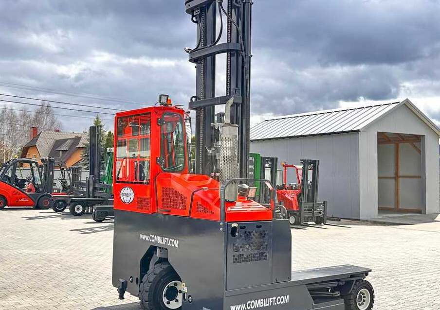 Combilift C4000 / DIESEL / TRIPLEX / 8400MM / FREE LIFT / SIDESHIFT / LIKE NEW - Négyutas tolóoszlopos targoncá: 5 kép. Combilift C4000 / DIESEL / TRIPLEX / 8400MM / FREE LIFT / SIDESHIFT / LIKE NEW - Négyutas tolóoszlopos targoncá: 5 kép.