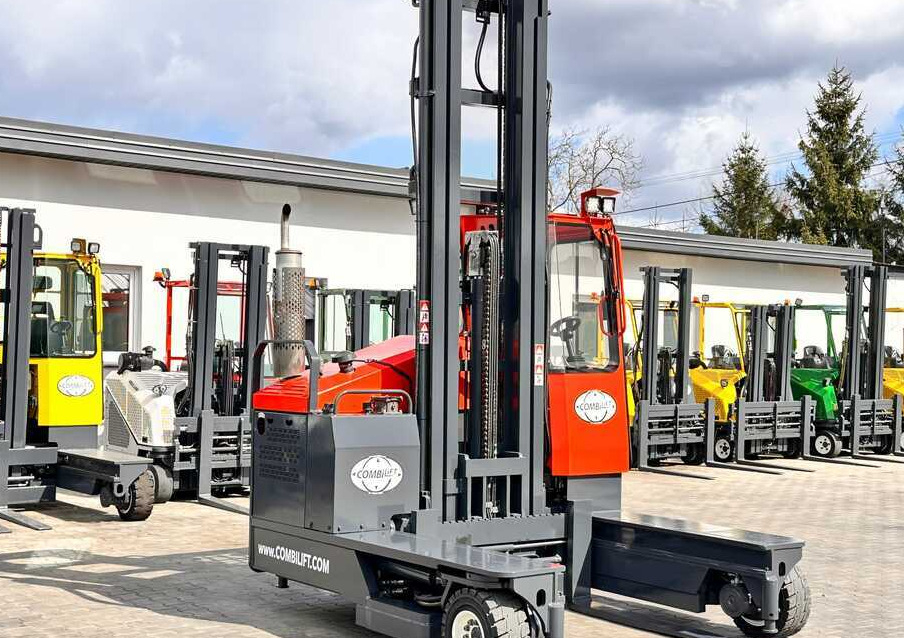 Combilift C4000 / DIESEL / TRIPLEX / 8400MM / FREE LIFT / SIDESHIFT / LIKE NEW - Négyutas tolóoszlopos targoncá: 4 kép. Combilift C4000 / DIESEL / TRIPLEX / 8400MM / FREE LIFT / SIDESHIFT / LIKE NEW - Négyutas tolóoszlopos targoncá: 4 kép.