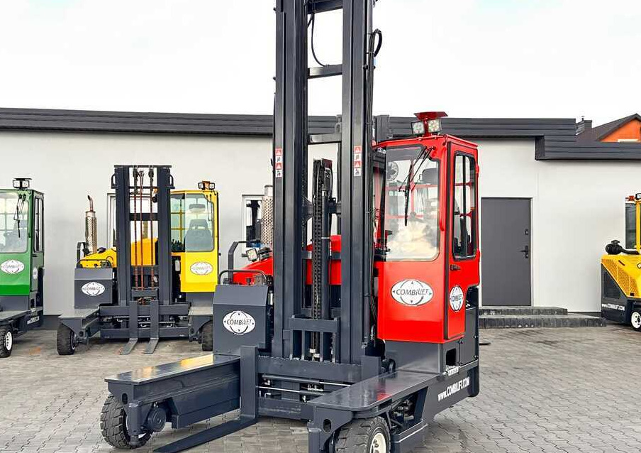 Combilift C4000 / DIESEL / TRIPLEX / 8400MM / FREE LIFT / SIDESHIFT / LIKE NEW - Négyutas tolóoszlopos targoncá: 3 kép. Combilift C4000 / DIESEL / TRIPLEX / 8400MM / FREE LIFT / SIDESHIFT / LIKE NEW - Négyutas tolóoszlopos targoncá: 3 kép.