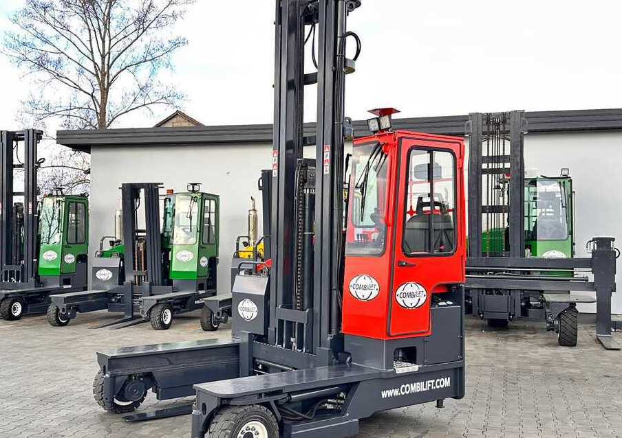 Combilift C4000 / DIESEL / TRIPLEX / 8400MM / FREE LIFT / SIDESHIFT / LIKE NEW - Négyutas tolóoszlopos targoncá: 1 kép. Combilift C4000 / DIESEL / TRIPLEX / 8400MM / FREE LIFT / SIDESHIFT / LIKE NEW - Négyutas tolóoszlopos targoncá: 1 kép.