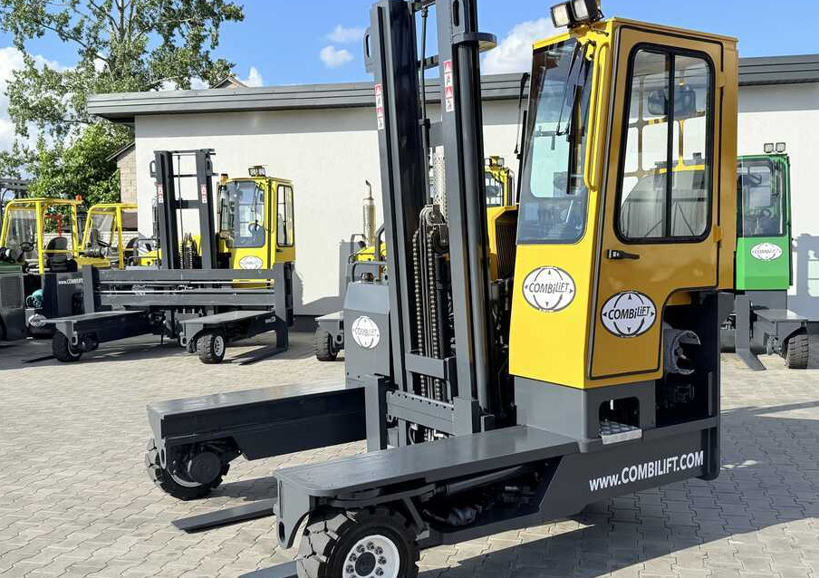 Combilift C4000 / GAS / DUPLEX - 4100MM / SIDE SHIFT / FREE LIFT / FULL HEATED CABIN / ONLY 4223 HOURS / CONDITION – LIKE NEW! - Négyutas tolóoszlopos targoncá: 1 kép. Combilift C4000 / GAS / DUPLEX - 4100MM / SIDE SHIFT / FREE LIFT / FULL HEATED CABIN / ONLY 4223 HOURS / CONDITION – LIKE NEW! - Négyutas tolóoszlopos targoncá: 1 kép.