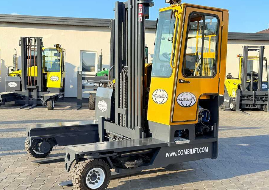 Combilift C4000 / GAS / TRIPLEX – 5600MM / FREE LIFT / FORK SIDESHIFT / LIKE NEW - Négyutas tolóoszlopos targoncá: 4 kép. Combilift C4000 / GAS / TRIPLEX – 5600MM / FREE LIFT / FORK SIDESHIFT / LIKE NEW - Négyutas tolóoszlopos targoncá: 4 kép.