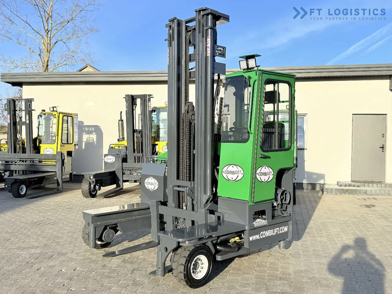 Combilift C4000 / GAS / TRIPLEX - 6900MM / FREE-LIFT / FULL CABIN C4000 / GAS / TRIPLEX - 6900MM / FREE-LIFT / FULL CABIN - Négyutas tolóoszlopos targoncá: 2 kép. Combilift C4000 / GAS / TRIPLEX - 6900MM / FREE-LIFT / FULL CABIN C4000 / GAS / TRIPLEX - 6900MM / FREE-LIFT / FULL CABIN - Négyutas tolóoszlopos targoncá: 2 kép.