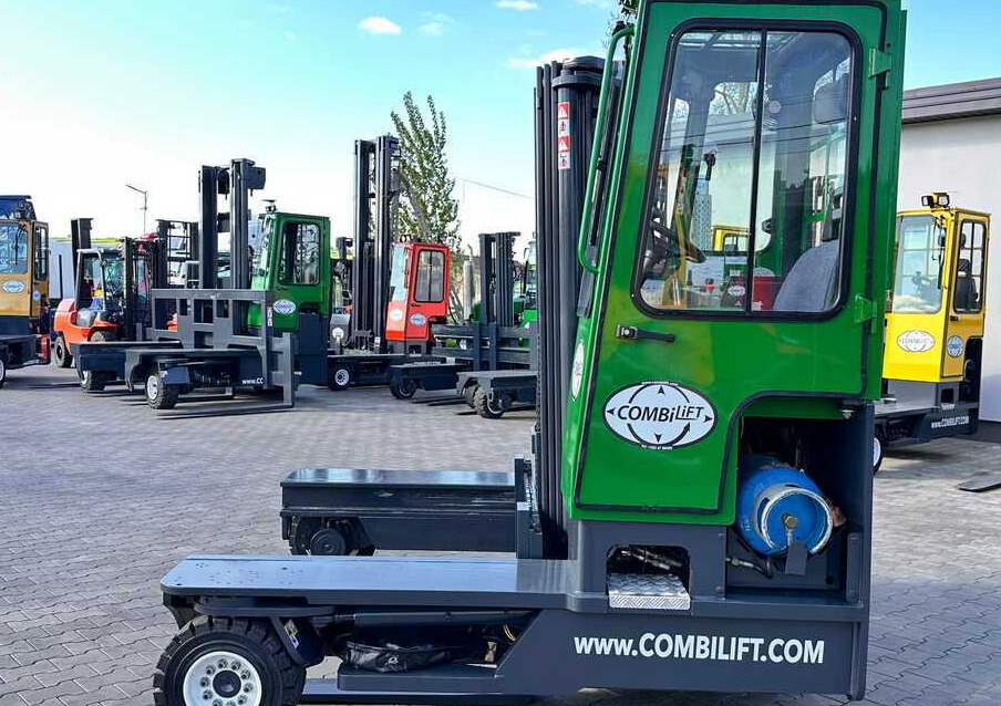Combilift C4000 / TRIPLEX / 4900MM / GAS / FREE LIFT / FORK SIDE SHIFT / LIKE NEW - Négyutas tolóoszlopos targoncá: 2 kép. Combilift C4000 / TRIPLEX / 4900MM / GAS / FREE LIFT / FORK SIDE SHIFT / LIKE NEW - Négyutas tolóoszlopos targoncá: 2 kép.