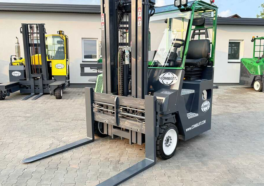 Combilift C4000CB / TRIPLEX - 5200MM / LPG / FREE LIFT / FORK POSITIONER / FORK SIDESHIFT / HEIGHT 2450MM / LIKE NEW - Négyutas tolóoszlopos targoncá: 1 kép. Combilift C4000CB / TRIPLEX - 5200MM / LPG / FREE LIFT / FORK POSITIONER / FORK SIDESHIFT / HEIGHT 2450MM / LIKE NEW - Négyutas tolóoszlopos targoncá: 1 kép.
