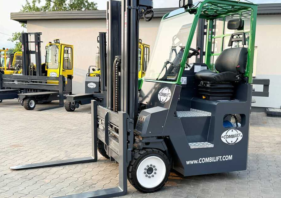 Combilift C4000CB / TRIPLEX - 5200MM / LPG / FREE LIFT / FORK POSITIONER / FORK SIDESHIFT / HEIGHT 2450MM / LIKE NEW - Négyutas tolóoszlopos targoncá: 2 kép. Combilift C4000CB / TRIPLEX - 5200MM / LPG / FREE LIFT / FORK POSITIONER / FORK SIDESHIFT / HEIGHT 2450MM / LIKE NEW - Négyutas tolóoszlopos targoncá: 2 kép.