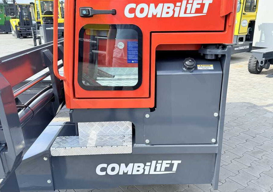Combilift C4500 / DIESEL / TRIPLEX - 6420MM / FREE-LIFT / WIDE FORK POSITIONER - Négyutas tolóoszlopos targoncá: 3 kép. Combilift C4500 / DIESEL / TRIPLEX - 6420MM / FREE-LIFT / WIDE FORK POSITIONER - Négyutas tolóoszlopos targoncá: 3 kép.