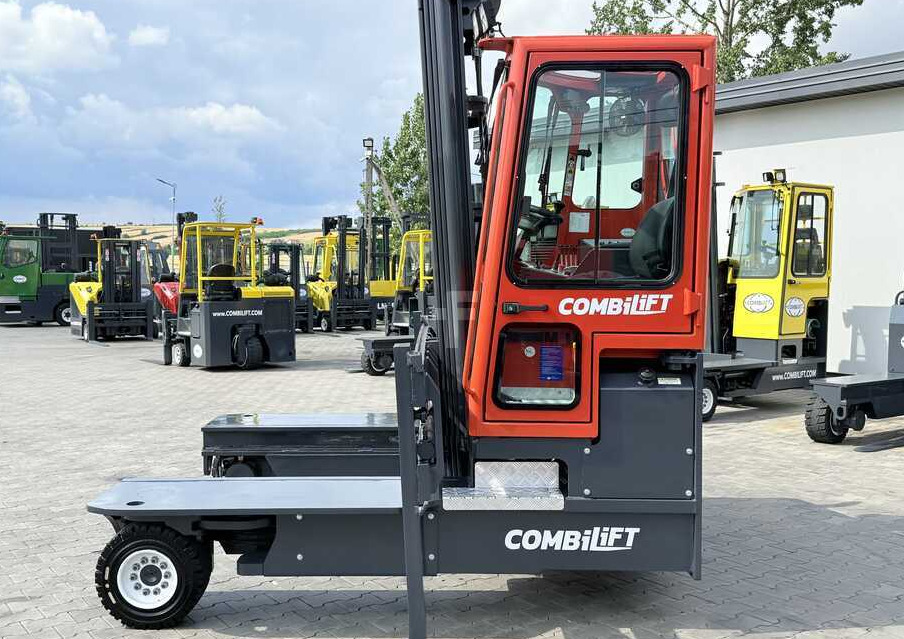 Combilift C4500 / DIESEL / TRIPLEX - 6420MM / FREE-LIFT / WIDE FORK POSITIONER - Négyutas tolóoszlopos targoncá: 2 kép. Combilift C4500 / DIESEL / TRIPLEX - 6420MM / FREE-LIFT / WIDE FORK POSITIONER - Négyutas tolóoszlopos targoncá: 2 kép.