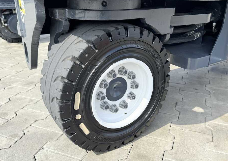Combilift C4500 / DIESEL / TRIPLEX - 6420MM / FREE-LIFT / WIDE FORK POSITIONER - Négyutas tolóoszlopos targoncá: 4 kép. Combilift C4500 / DIESEL / TRIPLEX - 6420MM / FREE-LIFT / WIDE FORK POSITIONER - Négyutas tolóoszlopos targoncá: 4 kép.