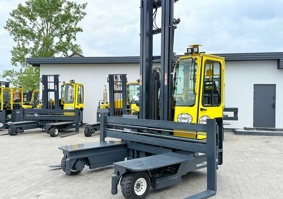 Combilift C5000 / TRIPLEX 7500MM / WIDE FORK POSITIONER / FREE LIFT / NEW TYRES / HEATED CABIN - Négyutas tolóoszlopos targoncá: 1 kép. Combilift C5000 / TRIPLEX 7500MM / WIDE FORK POSITIONER / FREE LIFT / NEW TYRES / HEATED CABIN - Négyutas tolóoszlopos targoncá: 1 kép.