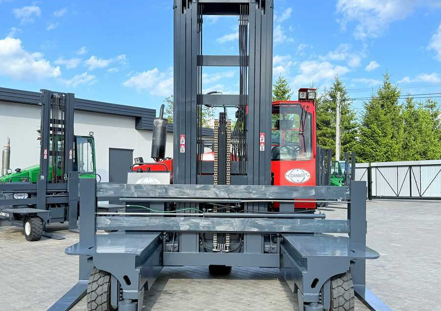 Combilift C8000 / GAS / TRIPLEX 8300 / WIDE FORK POSITIRONER / FREE-LIFT / A comprehensive range of four-way and side-loading forklifts. - Négyutas tolóoszlopos targoncá: 4 kép. Combilift C8000 / GAS / TRIPLEX 8300 / WIDE FORK POSITIRONER / FREE-LIFT / A comprehensive range of four-way and side-loading forklifts. - Négyutas tolóoszlopos targoncá: 4 kép.