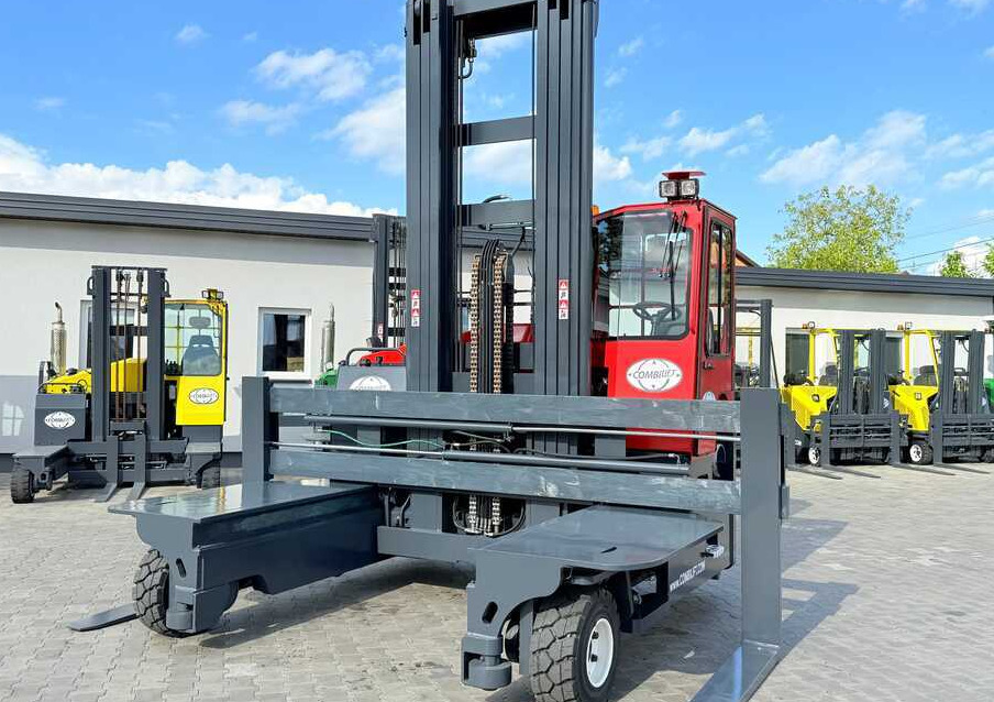 Combilift C8000 / GAS / TRIPLEX 8300 / WIDE FORK POSITIRONER / FREE-LIFT / A comprehensive range of four-way and side-loading forklifts. - Négyutas tolóoszlopos targoncá: 3 kép. Combilift C8000 / GAS / TRIPLEX 8300 / WIDE FORK POSITIRONER / FREE-LIFT / A comprehensive range of four-way and side-loading forklifts. - Négyutas tolóoszlopos targoncá: 3 kép.