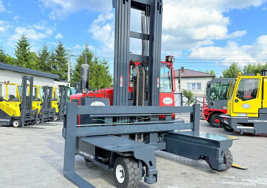 Combilift C8000 / GAS / TRIPLEX 8300 / WIDE FORK POSITIRONER / FREE-LIFT / A comprehensive range of four-way and side-loading forklifts. - Négyutas tolóoszlopos targoncá: 5 kép. Combilift C8000 / GAS / TRIPLEX 8300 / WIDE FORK POSITIRONER / FREE-LIFT / A comprehensive range of four-way and side-loading forklifts. - Négyutas tolóoszlopos targoncá: 5 kép.