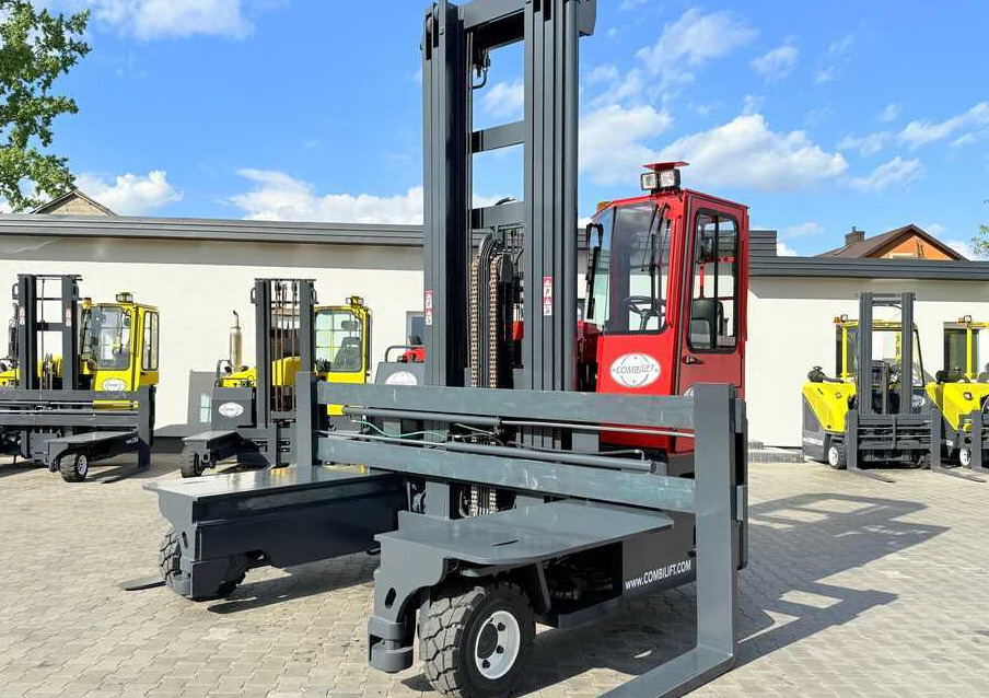 Combilift C8000 / GAS / TRIPLEX 8300 / WIDE FORK POSITIRONER / FREE-LIFT / A comprehensive range of four-way and side-loading forklifts. - Négyutas tolóoszlopos targoncá: 1 kép. Combilift C8000 / GAS / TRIPLEX 8300 / WIDE FORK POSITIRONER / FREE-LIFT / A comprehensive range of four-way and side-loading forklifts. - Négyutas tolóoszlopos targoncá: 1 kép.