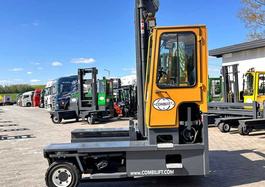 Combilift C9000 / GAS / DUPLEX / 4700MM / FREE LIFT / POSITIONER / FORK SIDE SHIFT / EXCELLENT CONDITION - Négyutas tolóoszlopos targoncá: 2 kép. Combilift C9000 / GAS / DUPLEX / 4700MM / FREE LIFT / POSITIONER / FORK SIDE SHIFT / EXCELLENT CONDITION - Négyutas tolóoszlopos targoncá: 2 kép.