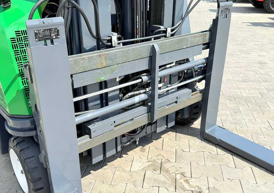 Combilift CB2500 / DIESEL / EXTENDABLE FORKS / TRIPLEX / 5500MM / FREE LIFT / SIDE SHIFT / FORK POSITIONER / LIKE NEW - Négyutas tolóoszlopos targoncá: 4 kép. Combilift CB2500 / DIESEL / EXTENDABLE FORKS / TRIPLEX / 5500MM / FREE LIFT / SIDE SHIFT / FORK POSITIONER / LIKE NEW - Négyutas tolóoszlopos targoncá: 4 kép.