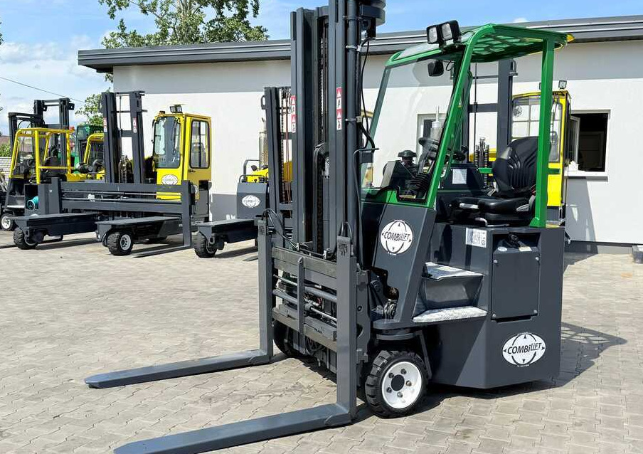 Combilift CB2500 / DIESEL / EXTENDABLE FORKS / TRIPLEX / 5500MM / FREE LIFT / SIDE SHIFT / FORK POSITIONER / LIKE NEW - Négyutas tolóoszlopos targoncá: 2 kép. Combilift CB2500 / DIESEL / EXTENDABLE FORKS / TRIPLEX / 5500MM / FREE LIFT / SIDE SHIFT / FORK POSITIONER / LIKE NEW - Négyutas tolóoszlopos targoncá: 2 kép.