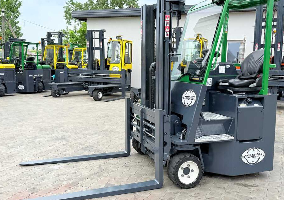 Combilift CB3000 / DIESEL / TRIPLEX 4900MM / FREE LIFT / SIDESHIFT / FORK POSITIONER / 1500MM FORKS / LIKE NEW - Négyutas tolóoszlopos targoncá: 1 kép. Combilift CB3000 / DIESEL / TRIPLEX 4900MM / FREE LIFT / SIDESHIFT / FORK POSITIONER / 1500MM FORKS / LIKE NEW - Négyutas tolóoszlopos targoncá: 1 kép.