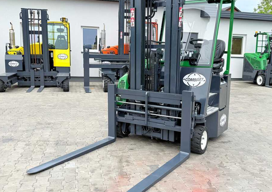 Combilift CB3000 / DIESEL / TRIPLEX 4900MM / FREE LIFT / SIDESHIFT / FORK POSITIONER / 1500MM FORKS / LIKE NEW - Négyutas tolóoszlopos targoncá: 3 kép. Combilift CB3000 / DIESEL / TRIPLEX 4900MM / FREE LIFT / SIDESHIFT / FORK POSITIONER / 1500MM FORKS / LIKE NEW - Négyutas tolóoszlopos targoncá: 3 kép.