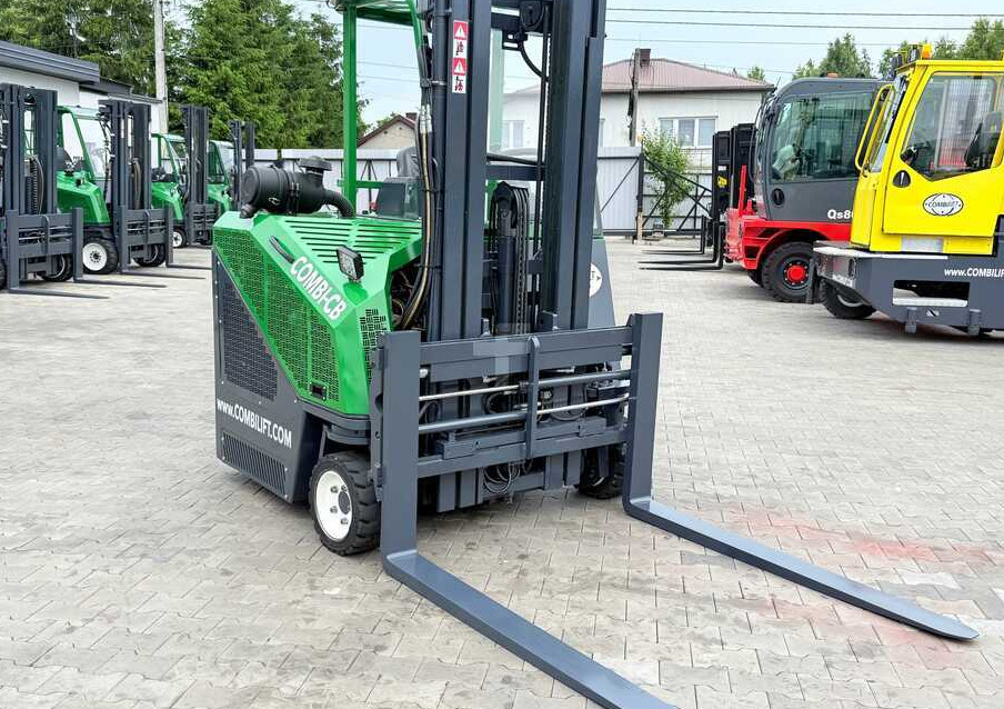 Combilift CB3000 / DIESEL / TRIPLEX 4900MM / FREE LIFT / SIDESHIFT / FORK POSITIONER / 1500MM FORKS / LIKE NEW - Négyutas tolóoszlopos targoncá: 4 kép. Combilift CB3000 / DIESEL / TRIPLEX 4900MM / FREE LIFT / SIDESHIFT / FORK POSITIONER / 1500MM FORKS / LIKE NEW - Négyutas tolóoszlopos targoncá: 4 kép.