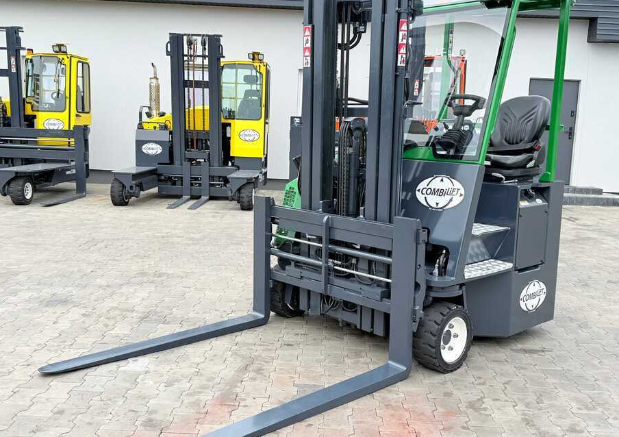 Combilift CB3000 / DIESEL / TRIPLEX 4900MM / FREE LIFT / SIDESHIFT / FORK POSITIONER / 1500MM FORKS / LIKE NEW - Négyutas tolóoszlopos targoncá: 2 kép. Combilift CB3000 / DIESEL / TRIPLEX 4900MM / FREE LIFT / SIDESHIFT / FORK POSITIONER / 1500MM FORKS / LIKE NEW - Négyutas tolóoszlopos targoncá: 2 kép.