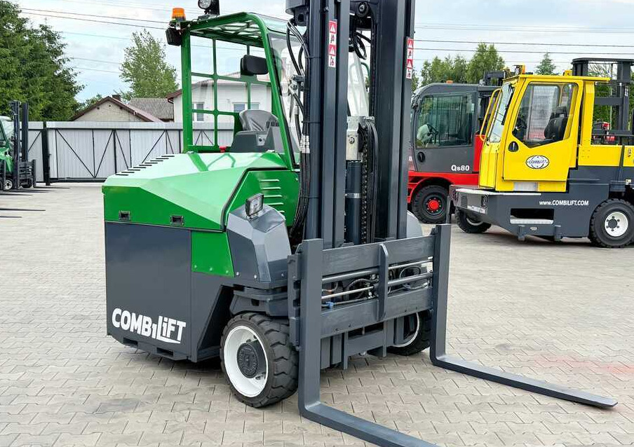 Combilift CBE4000 / TRIPLEX / 5200 / FREE-LIFT - Négyutas tolóoszlopos targoncá: 2 kép. Combilift CBE4000 / TRIPLEX / 5200 / FREE-LIFT - Négyutas tolóoszlopos targoncá: 2 kép.