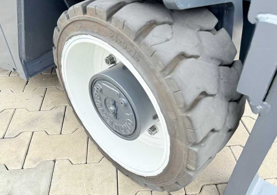 Combilift CBE4000 / TRIPLEX / 5200 / FREE-LIFT - Négyutas tolóoszlopos targoncá: 5 kép. Combilift CBE4000 / TRIPLEX / 5200 / FREE-LIFT - Négyutas tolóoszlopos targoncá: 5 kép.