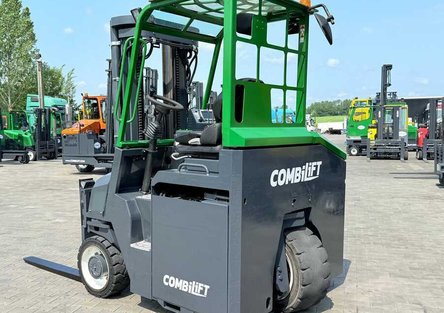 Combilift CBE4000 / TRIPLEX / 5200 / FREE-LIFT - Négyutas tolóoszlopos targoncá: 5 kép. Combilift CBE4000 / TRIPLEX / 5200 / FREE-LIFT - Négyutas tolóoszlopos targoncá: 5 kép.