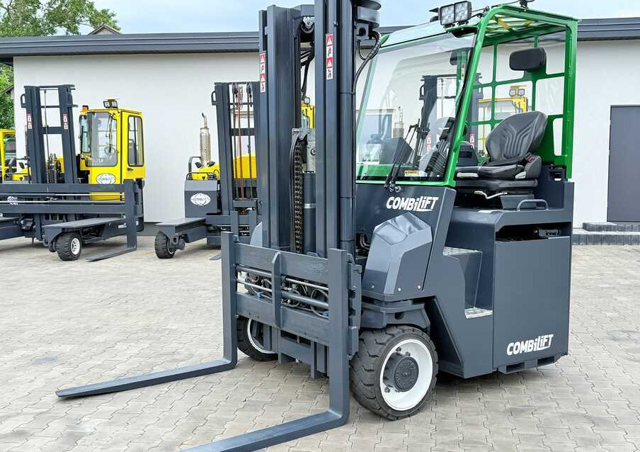 Combilift CBE4000 / TRIPLEX / 5200 / FREE-LIFT - Négyutas tolóoszlopos targoncá: 1 kép. Combilift CBE4000 / TRIPLEX / 5200 / FREE-LIFT - Négyutas tolóoszlopos targoncá: 1 kép.