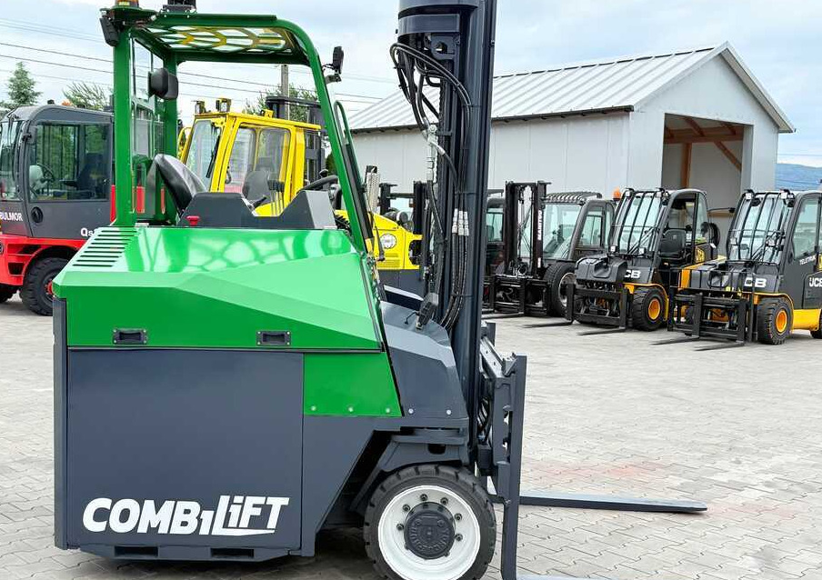 Combilift CBE4000 / TRIPLEX / 5200 / FREE-LIFT - Négyutas tolóoszlopos targoncá: 3 kép. Combilift CBE4000 / TRIPLEX / 5200 / FREE-LIFT - Négyutas tolóoszlopos targoncá: 3 kép.