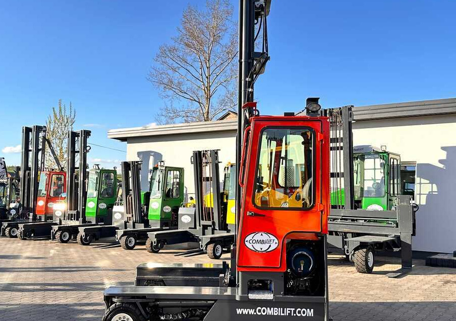 Combilift COMBILIFT C4000 – TRIPLEX 9300 mm – Year 2017 – GAS – FREE LIFT – FORK SIDE SHIFT – CONDITION 5/5 - Négyutas tolóoszlopos targoncá: 3 kép. Combilift COMBILIFT C4000 – TRIPLEX 9300 mm – Year 2017 – GAS – FREE LIFT – FORK SIDE SHIFT – CONDITION 5/5 - Négyutas tolóoszlopos targoncá: 3 kép.