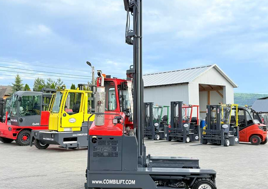 Combilift COMBILIFT C4000 – TRIPLEX 9300 mm – Year 2017 – GAS – FREE LIFT – FORK SIDE SHIFT – CONDITION 5/5 - Négyutas tolóoszlopos targoncá: 3 kép. Combilift COMBILIFT C4000 – TRIPLEX 9300 mm – Year 2017 – GAS – FREE LIFT – FORK SIDE SHIFT – CONDITION 5/5 - Négyutas tolóoszlopos targoncá: 3 kép.