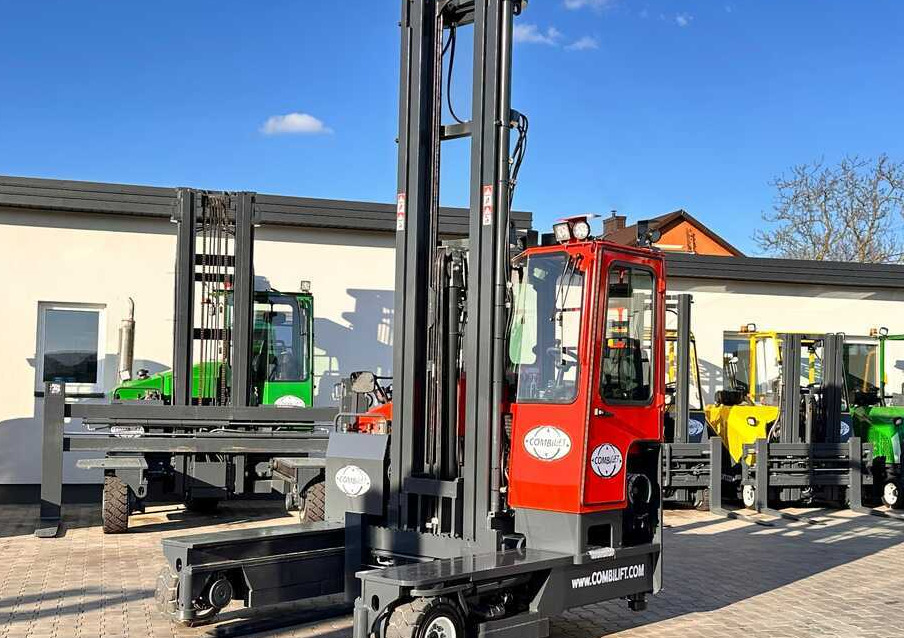 Combilift COMBILIFT C4000 – TRIPLEX 9300 mm – Year 2017 – GAS – FREE LIFT – FORK SIDE SHIFT – CONDITION 5/5 - Négyutas tolóoszlopos targoncá: 2 kép. Combilift COMBILIFT C4000 – TRIPLEX 9300 mm – Year 2017 – GAS – FREE LIFT – FORK SIDE SHIFT – CONDITION 5/5 - Négyutas tolóoszlopos targoncá: 2 kép.