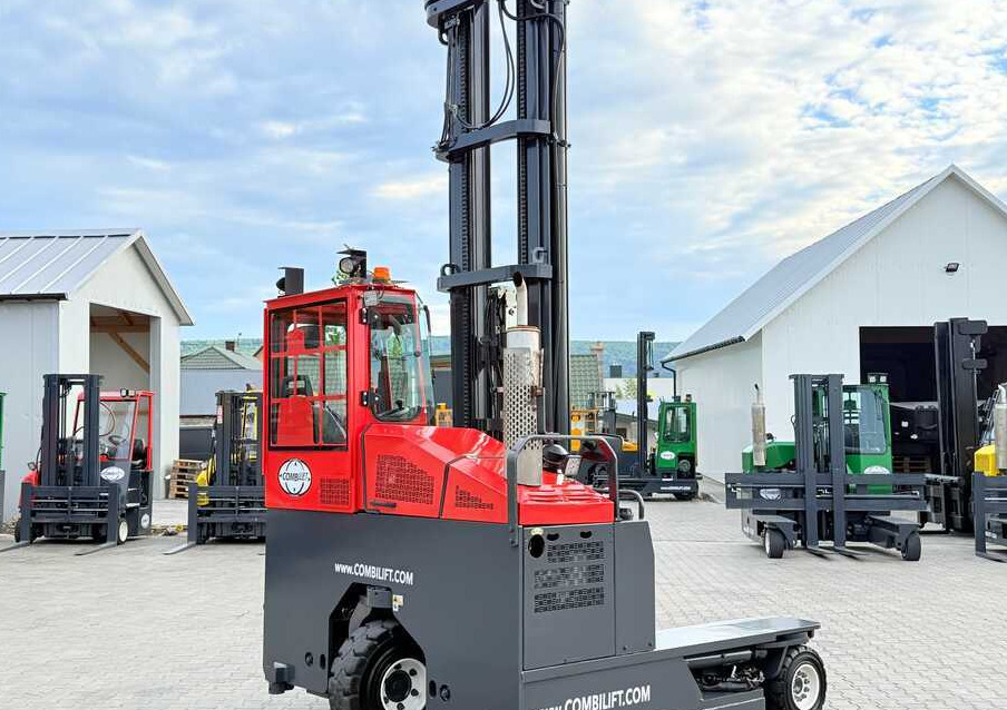 Combilift COMBILIFT C4000 – TRIPLEX 9300 mm – Year 2017 – GAS – FREE LIFT – FORK SIDE SHIFT – CONDITION 5/5 - Négyutas tolóoszlopos targoncá: 4 kép. Combilift COMBILIFT C4000 – TRIPLEX 9300 mm – Year 2017 – GAS – FREE LIFT – FORK SIDE SHIFT – CONDITION 5/5 - Négyutas tolóoszlopos targoncá: 4 kép.