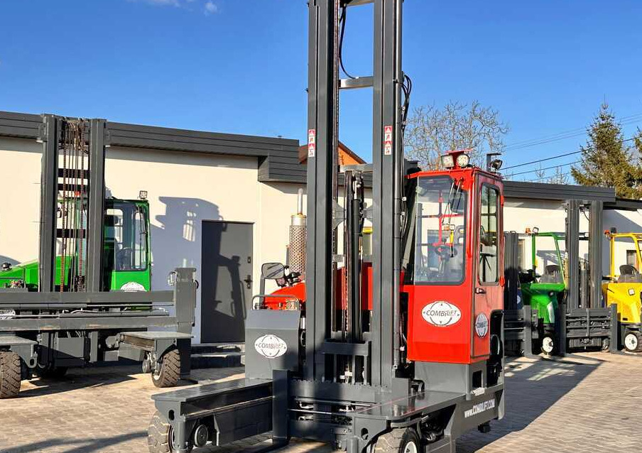 Combilift COMBILIFT C4000 – TRIPLEX 9300 mm – Year 2017 – GAS – FREE LIFT – FORK SIDE SHIFT – CONDITION 5/5 - Négyutas tolóoszlopos targoncá: 4 kép. Combilift COMBILIFT C4000 – TRIPLEX 9300 mm – Year 2017 – GAS – FREE LIFT – FORK SIDE SHIFT – CONDITION 5/5 - Négyutas tolóoszlopos targoncá: 4 kép.