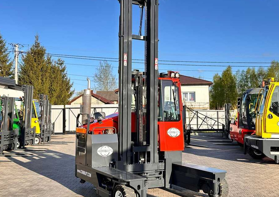 Combilift COMBILIFT C4000 – TRIPLEX 9300 mm – Year 2017 – GAS – FREE LIFT – FORK SIDE SHIFT – CONDITION 5/5 - Négyutas tolóoszlopos targoncá: 5 kép. Combilift COMBILIFT C4000 – TRIPLEX 9300 mm – Year 2017 – GAS – FREE LIFT – FORK SIDE SHIFT – CONDITION 5/5 - Négyutas tolóoszlopos targoncá: 5 kép.