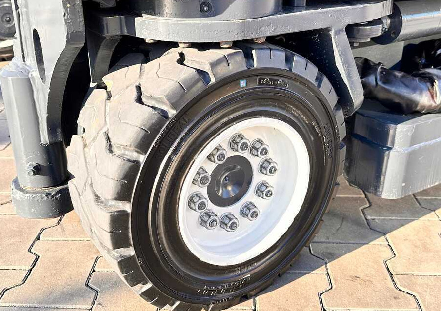 Négyutas tolóoszlopos targoncá Combilift COMBILIFT C4000 – TRIPLEX 9300 mm – Year 2017 – GAS – FREE LIFT – FORK SIDE SHIFT – CONDITION 5/5: 11 kép.