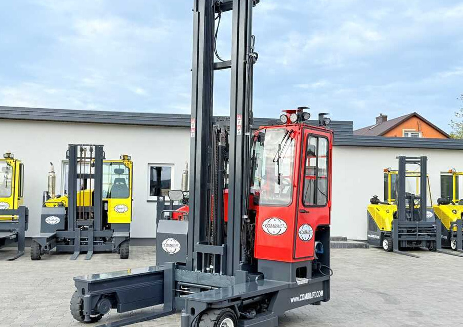 Combilift COMBILIFT C4000 – TRIPLEX 9300 mm – Year 2017 – GAS – FREE LIFT – FORK SIDE SHIFT – CONDITION 5/5 - Négyutas tolóoszlopos targoncá: 1 kép. Combilift COMBILIFT C4000 – TRIPLEX 9300 mm – Year 2017 – GAS – FREE LIFT – FORK SIDE SHIFT – CONDITION 5/5 - Négyutas tolóoszlopos targoncá: 1 kép.