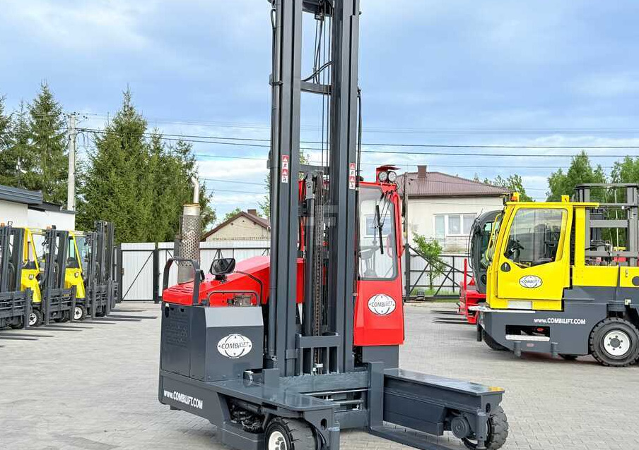Combilift COMBILIFT C4000 – TRIPLEX 9300 mm – Year 2017 – GAS – FREE LIFT – FORK SIDE SHIFT – CONDITION 5/5 - Négyutas tolóoszlopos targoncá: 2 kép. Combilift COMBILIFT C4000 – TRIPLEX 9300 mm – Year 2017 – GAS – FREE LIFT – FORK SIDE SHIFT – CONDITION 5/5 - Négyutas tolóoszlopos targoncá: 2 kép.