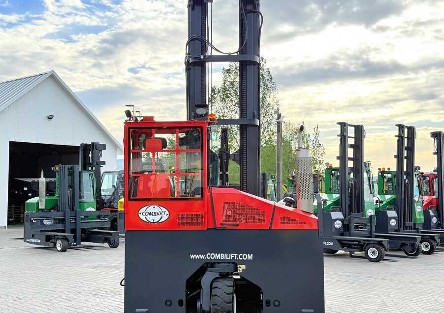 Combilift COMBILIFT C4000 – TRIPLEX 9300 mm – Year 2017 – GAS – FREE LIFT – FORK SIDE SHIFT – CONDITION 5/5 - Négyutas tolóoszlopos targoncá: 5 kép. Combilift COMBILIFT C4000 – TRIPLEX 9300 mm – Year 2017 – GAS – FREE LIFT – FORK SIDE SHIFT – CONDITION 5/5 - Négyutas tolóoszlopos targoncá: 5 kép.