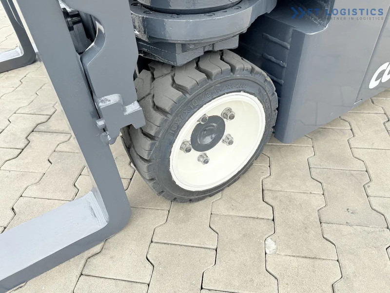 Combilift Combilift CBE2500 / TRIPLEX / 5500MM / FREE LIFT / ELECTRIC DRIVE / ONLY 2300 MTH / FORK POSITIONER / SIDE SHIFT / NEW TYRES / L - Négyutas tolóoszlopos targoncá: 4 kép. Combilift Combilift CBE2500 / TRIPLEX / 5500MM / FREE LIFT / ELECTRIC DRIVE / ONLY 2300 MTH / FORK POSITIONER / SIDE SHIFT / NEW TYRES / L - Négyutas tolóoszlopos targoncá: 4 kép.