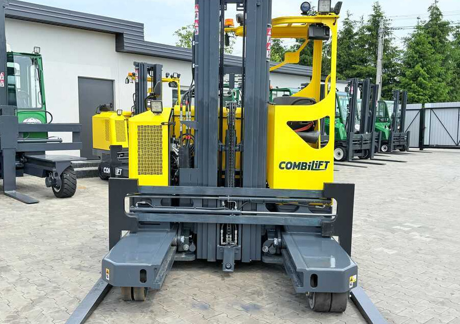 Combilift MR / ELECTRIC / TRIPLEX – 6000MM / FULL FREE LIFT / WIDE POSITIONER / FORK SIDESHIFT / ONLY 1400 HOURS / LIKE NEW - Négyutas tolóoszlopos targoncá: 4 kép. Combilift MR / ELECTRIC / TRIPLEX – 6000MM / FULL FREE LIFT / WIDE POSITIONER / FORK SIDESHIFT / ONLY 1400 HOURS / LIKE NEW - Négyutas tolóoszlopos targoncá: 4 kép.