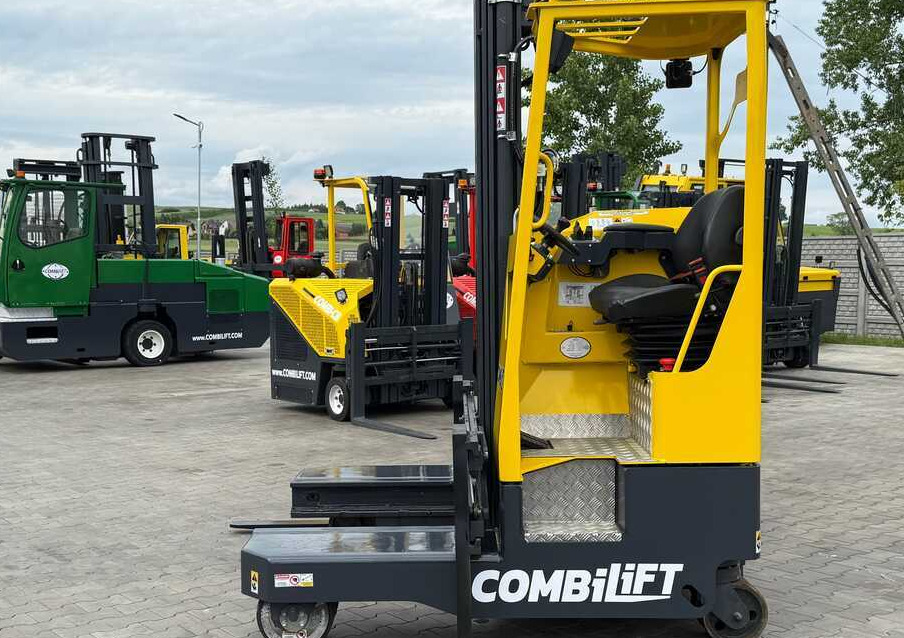 Combilift MR / ELECTRIC / TRIPLEX – 6000MM / FULL FREE LIFT / WIDE POSITIONER / FORK SIDESHIFT / ONLY 1400 HOURS / LIKE NEW - Négyutas tolóoszlopos targoncá: 2 kép. Combilift MR / ELECTRIC / TRIPLEX – 6000MM / FULL FREE LIFT / WIDE POSITIONER / FORK SIDESHIFT / ONLY 1400 HOURS / LIKE NEW - Négyutas tolóoszlopos targoncá: 2 kép.