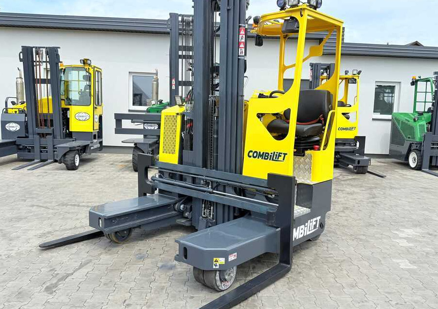 Combilift MR / ELECTRIC / TRIPLEX – 6000MM / FULL FREE LIFT / WIDE POSITIONER / FORK SIDESHIFT / ONLY 1400 HOURS / LIKE NEW - Négyutas tolóoszlopos targoncá: 1 kép. Combilift MR / ELECTRIC / TRIPLEX – 6000MM / FULL FREE LIFT / WIDE POSITIONER / FORK SIDESHIFT / ONLY 1400 HOURS / LIKE NEW - Négyutas tolóoszlopos targoncá: 1 kép.
