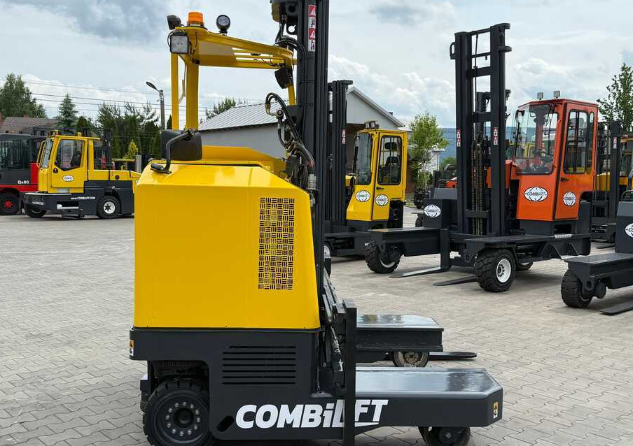 Combilift MR / ELECTRIC / TRIPLEX – 6000MM / FULL FREE LIFT / WIDE POSITIONER / FORK SIDESHIFT / ONLY 1400 HOURS / LIKE NEW - Négyutas tolóoszlopos targoncá: 4 kép. Combilift MR / ELECTRIC / TRIPLEX – 6000MM / FULL FREE LIFT / WIDE POSITIONER / FORK SIDESHIFT / ONLY 1400 HOURS / LIKE NEW - Négyutas tolóoszlopos targoncá: 4 kép.